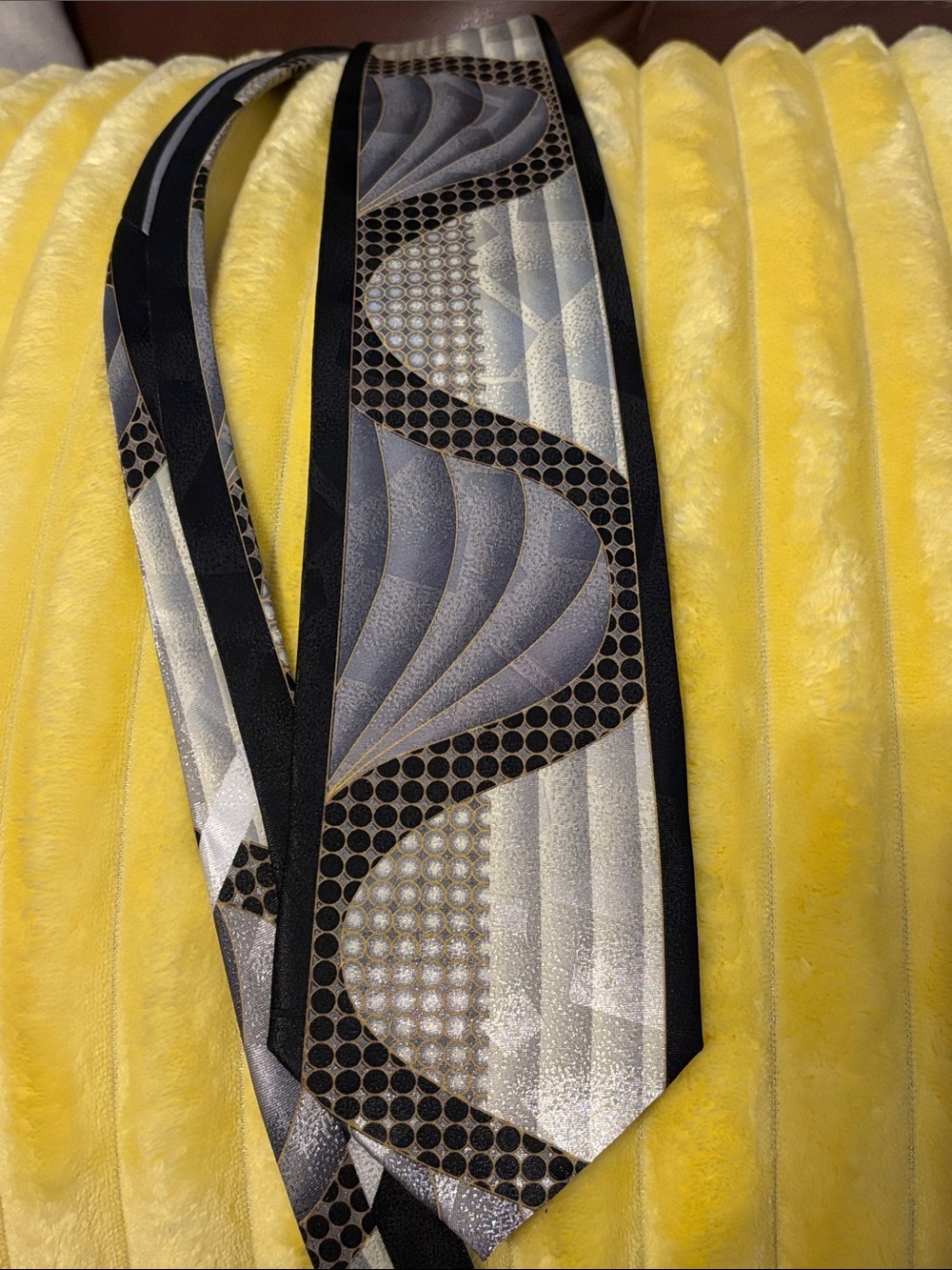 Jordan Craig Silver and Black Patterned Silk Tie